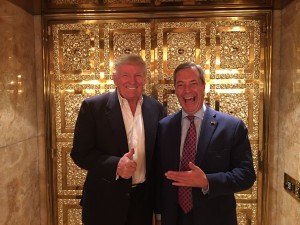 Vier Tage nach Trumps Wahlsieg im vergangenen November trafen sich er und Nigel Farage von UKIP, der Rechten Großbritanniens. 2016 wikipedia.org, Nigel_Farage https://en.wikipedia.org/wiki/File:Nigel_Farage_after_Trump_Victory.jpg#/media/File:Nigel_Farage_after_Trump_Victory.jpg | CC BY-SA 4.0